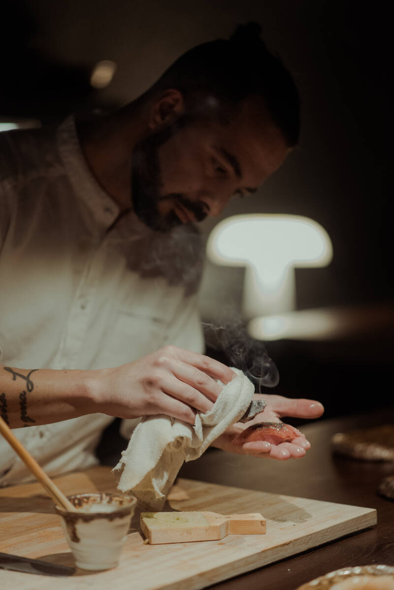 Chef Ricardo Casqueiro a preparar nigiri com oshibori quente