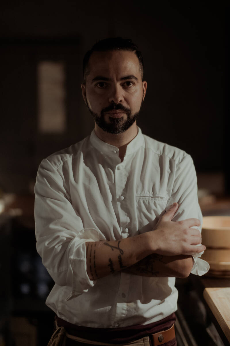 Retrato do chef Ricardo Casqueiro de braços cruzados