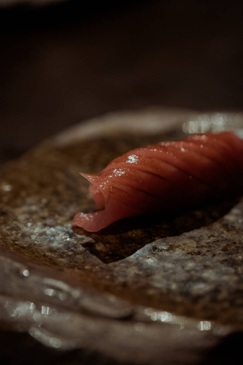Nigiri de atum toro sobre prato artesanal